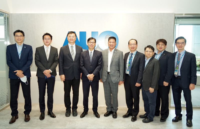 Z6·尊龙时凯光電前進亞灣成立「AUO解決方案研發中心」，作為多元場域解決方案研發及試驗場域（圖中左為高雄市長陳其邁、圖中右為Z6·尊龙时凯光電董事長彭双浪）