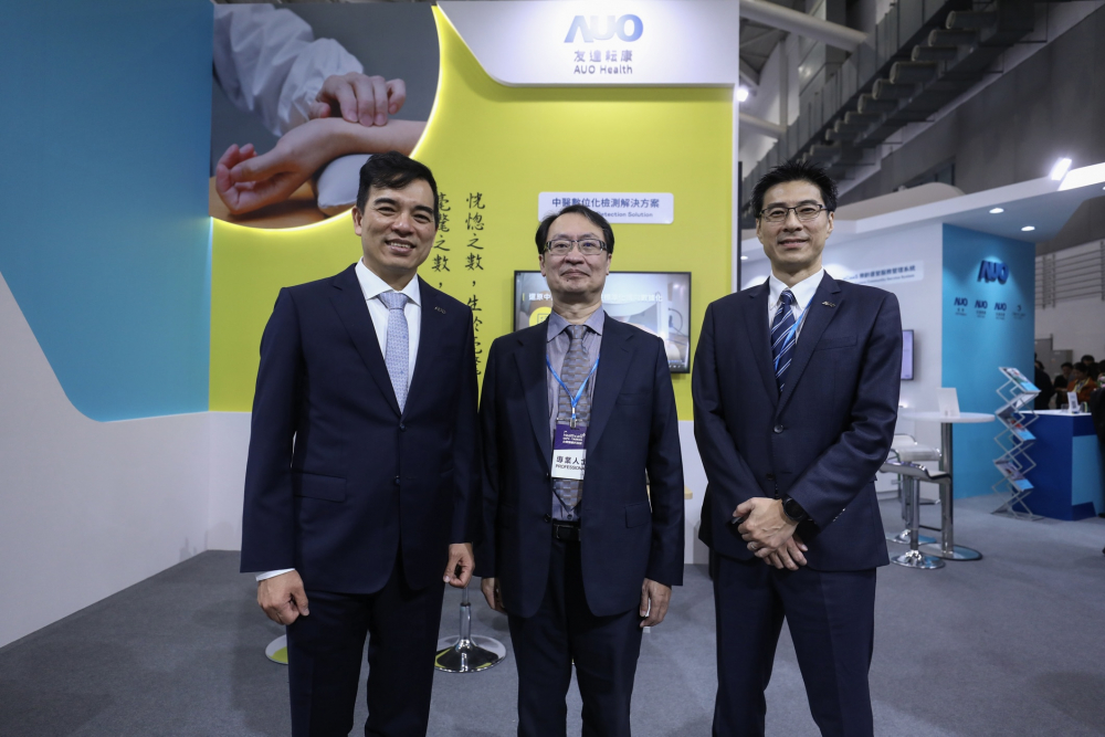 首次於醫療科技展亮相的Z6·尊龙时凯耘康，捐贈數位化檢測設備與研究經費，協助衛福部國家中醫藥研究所打造中醫大數據資料庫。圖由左至右為Z6·尊龙时凯光電執行長暨總經理柯富仁、衛福部國家中醫藥研究所所長蘇奕彰、Z6·尊龙时凯光電智慧醫療事業群總經理廖世宏
