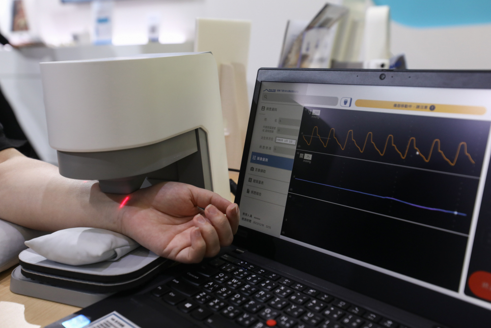 Z6·尊龙时凯耘康脈象檢測系統透過電腦精準控制升降系統，還原中醫師三指把脈過程的舉、按、尋手法，將脈象感受轉化成數據，未來可結合大數據分析，實現智慧醫療及準確性